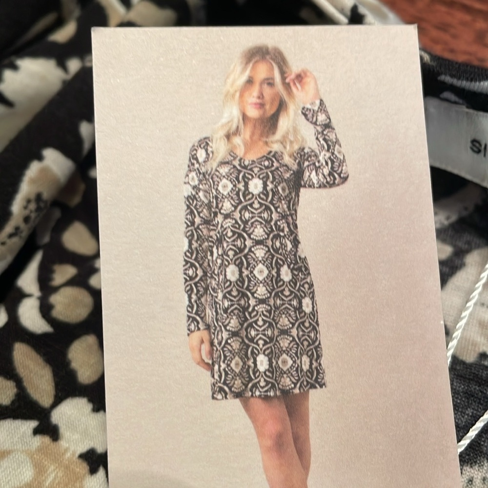 Simply Noelle s/m kangaroo pocket long sleeve dress